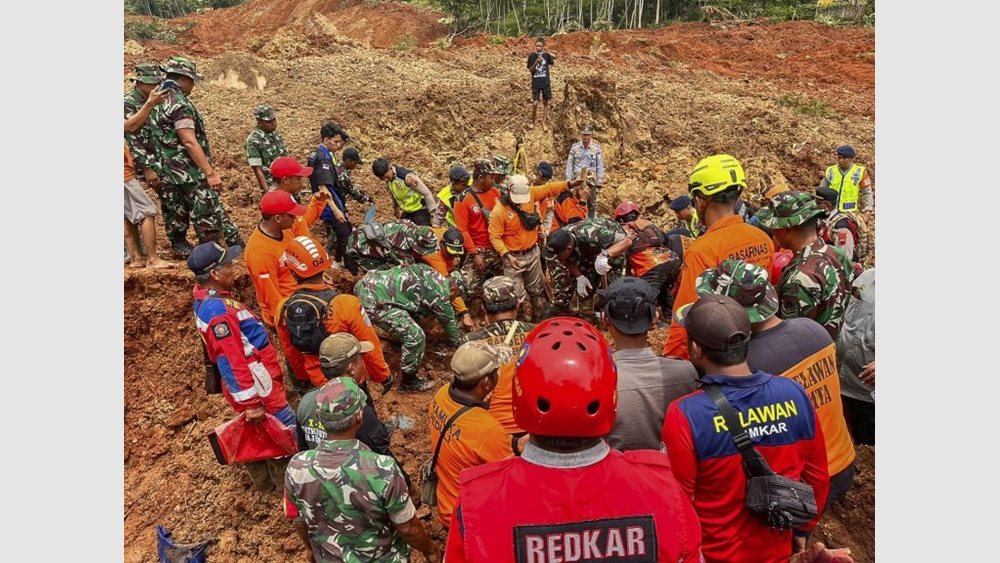 Φονική κατολίσθηση στην Ινδονησία: 11 οι νεκροί, έρευνες για 12 αγνοούμενους