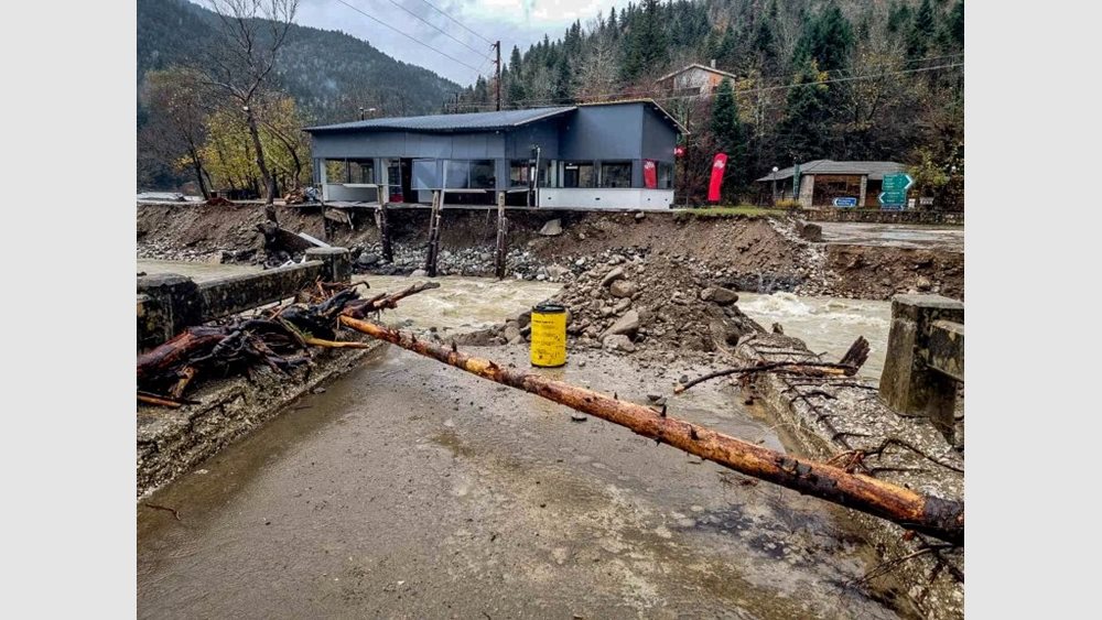 Μετέωρα: Αποκλεισμένα χωριά στον Ασπροπόταμο – Ζημιές στο οδικό δίκτυο από την κακοκαιρία