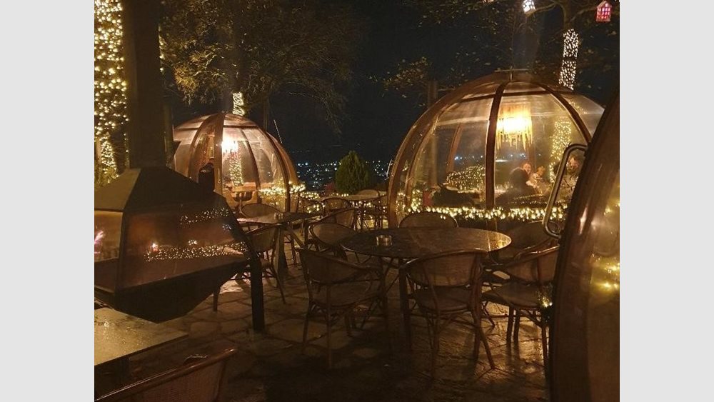 Ζεστά ιγκλού, πολύχρωμα σπιτάκια και ένα μεγάλο υπαίθριο τζάκι περιμένουν τον Αϊ-Βασίλη στην Ακρόπολη των Σερρών