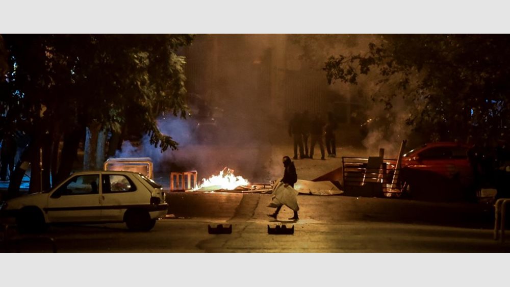 Άγνωστοι επιτέθηκαν τα ξημερώματα σε αστυνομικούς στα Εξάρχεια