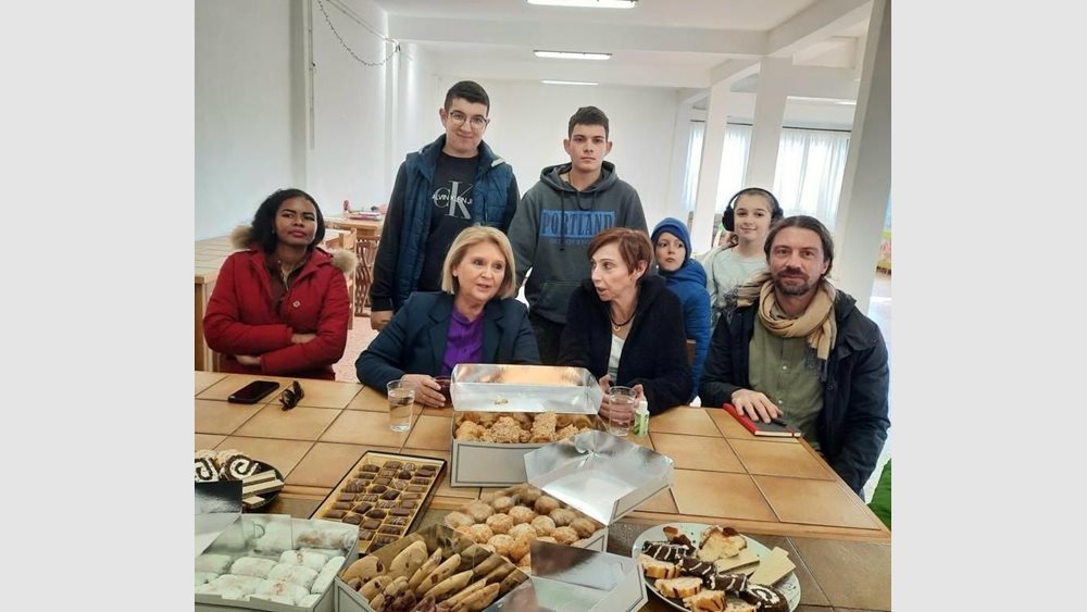 Σοφία Βούλτεψη και Μαρία Κλάρα Μαρτίν κοντά στα παιδιά δύο πολέμων