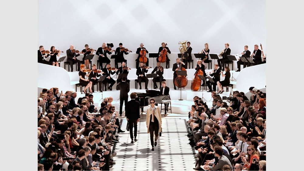 Η Burberry αναμένει αύξηση στις ετήσιες πωλήσεις μετά το ισχυρό τρίμηνο Χριστουγέννων