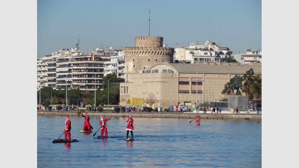 Θεσσαλονίκη: Έλληνες και ξένοι κατακλύζουν την εορταστική πόλη και η κίνηση πιάνει... κόκκινο - Αγορές όμως γίνονται;