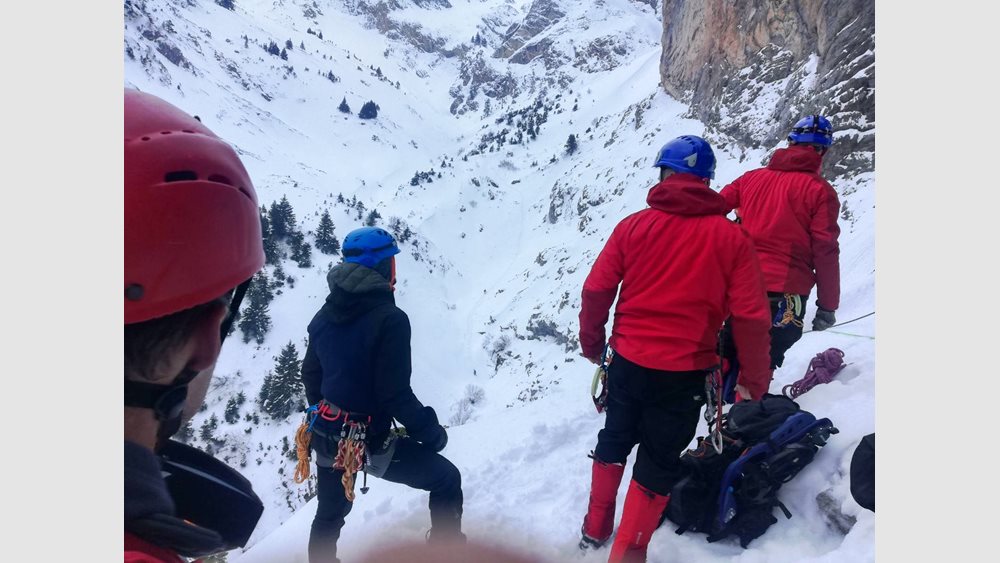 Ταΰγετος: Ολοκληρώθηκε η επιχείρηση διάσωσης των ορειβατών – Μεταφέρονται στο νοσοκομείο οι 4 τραυματίες