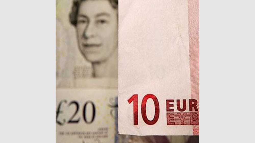 Στο χαμηλότερο επίπεδο από το 1985 η στερλίνα (upd)