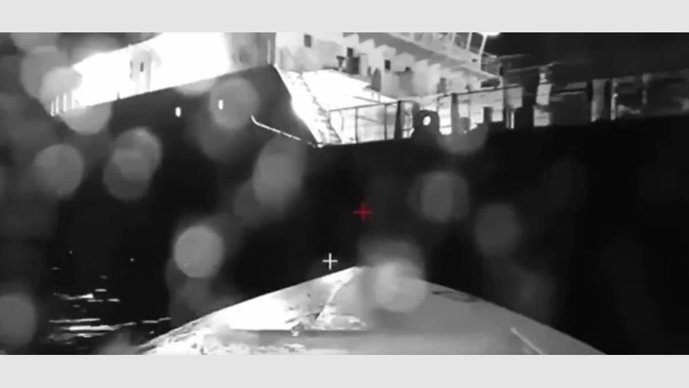 Ουκρανική επίθεση με θαλάσσιο drone σε ρωσικό δεξαμενόπλοιο στη γέφυρα Ρωσίας-Κριμαίας