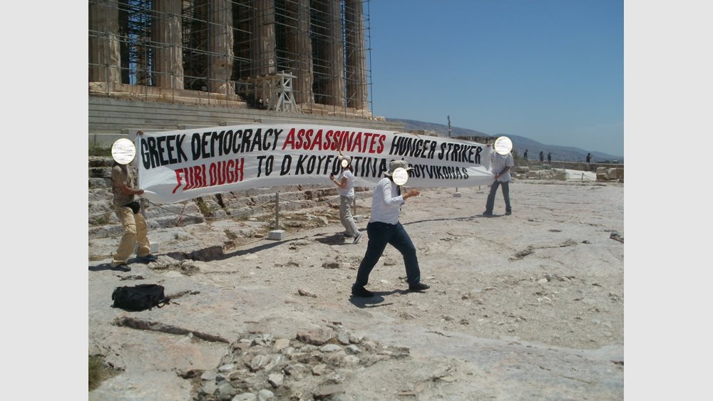 Πανό στον Παρθενώνα σήκωσε ο Ρουβίκωνας για τον Κουφοντίνα