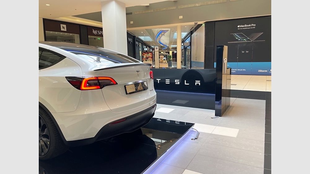 Η Tesla άνοιξε pop-up store στη Θεσσαλονίκη