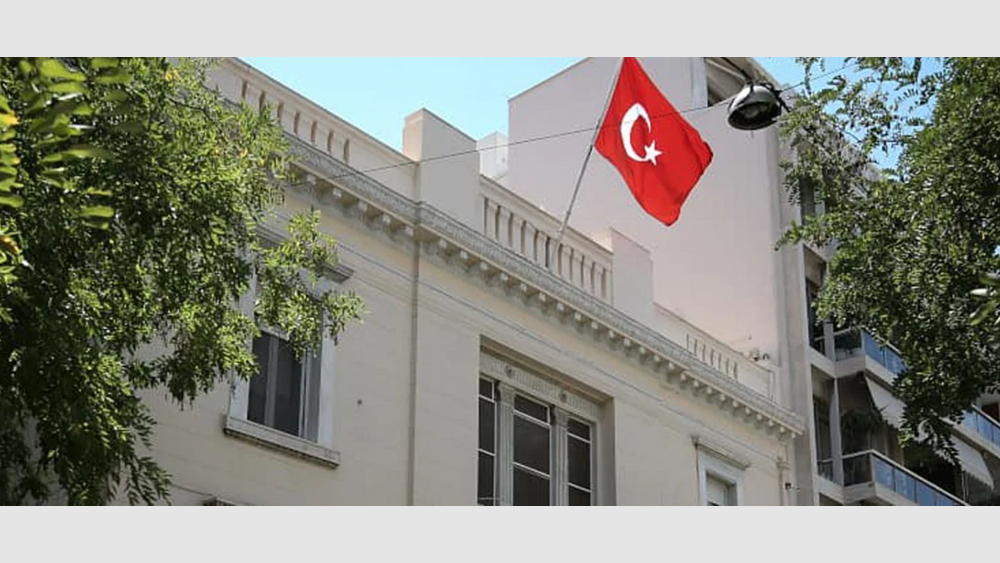 Τουρκική πρεσβεία: &quot;Αναληθές ότι είναι δική μας υπάλληλος η γυναίκα που αντέδρασε για τους μετανάστες στην Τήλο&quot;