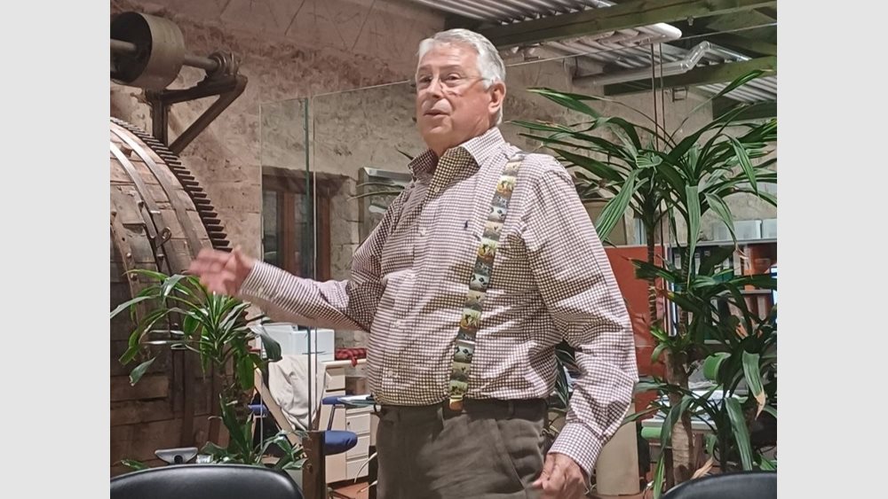 Απ. Βακάκης: Ο χοντρός με το ταμπούρλο απαντά στη Citi – Στήνει νέο μοντέλο καταστημάτων