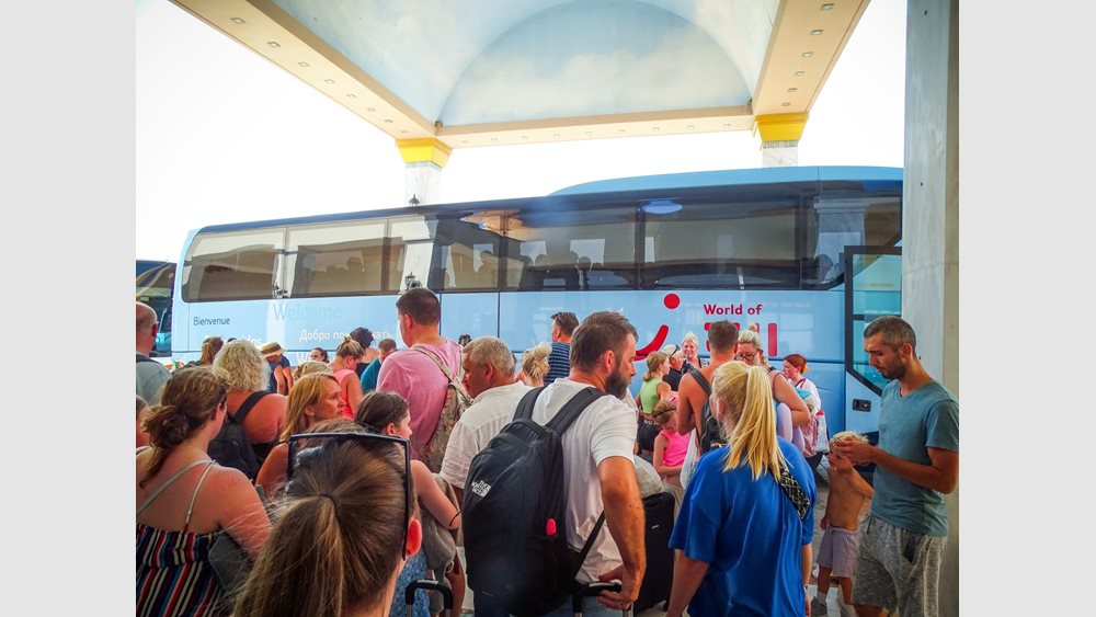 Μαζική αποχώρηση τουριστών από τη Ρόδο - Η επόμενη ημέρα για τον τουρισμό του νησιού