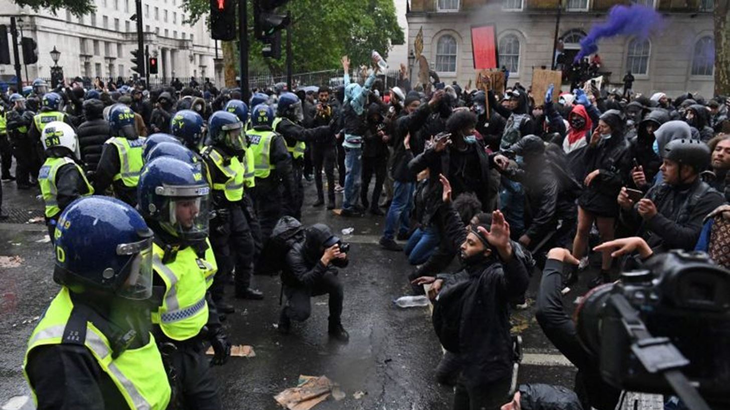 Βρετανία: Η κυβέρνηση προωθεί νέο νομοσχέδιο που θα απαγορεύει τις διαδηλώσεις έξω από τα σπίτια εκλεγμένων αξιωματούχων