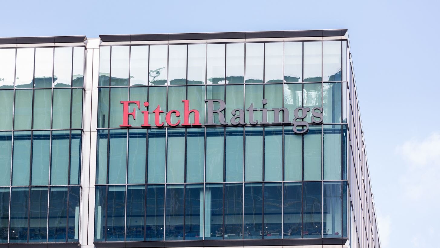 Fitch: Η ευφορία στις αγορές δεν συνάδει με την οικονομική πραγματικότητα – Προειδοποίηση για ξαφνικό σοκ που θα προσγειώσει απότομα τους επενδυτές
