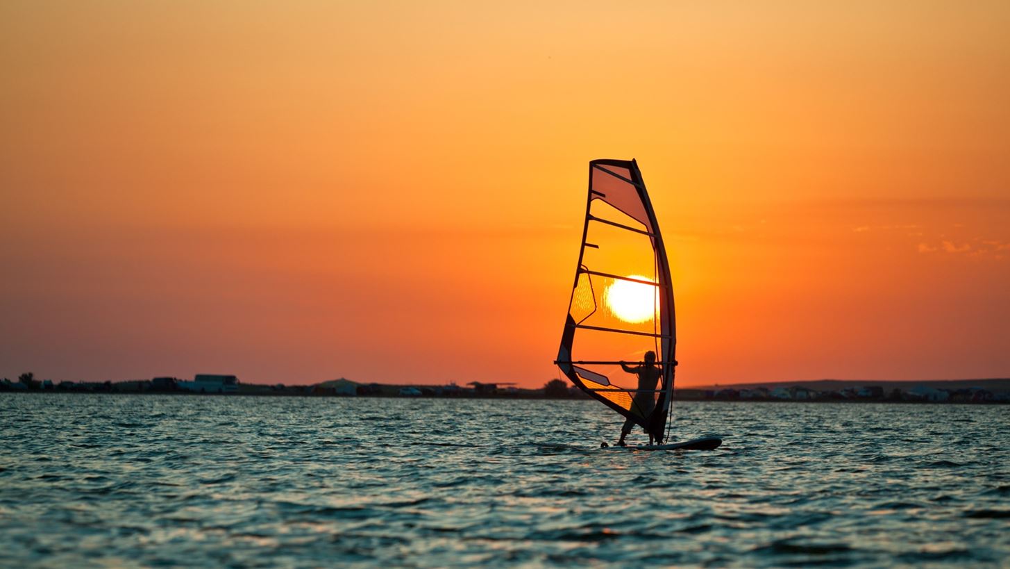 Ποτέ δεν είναι αργά - Ένας 88χρονος σέρφερ από την Πολωνία διεκδικεί ρεκόρ Γκίνες