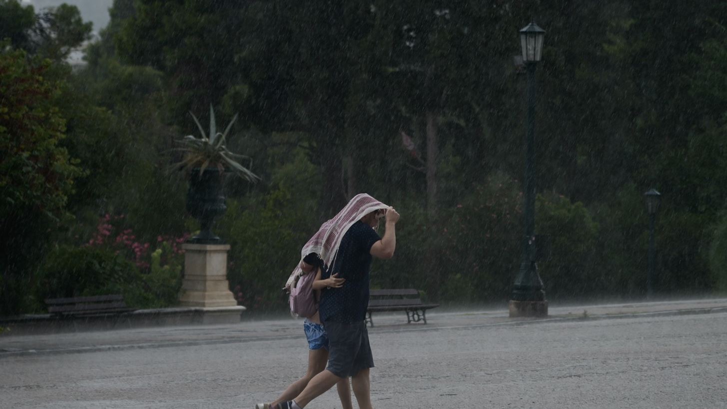 Καταστροφές στη Θάσο από τις έντονες βροχοπτώσεις – Δρόμοι ξηλώθηκαν στην Ποταμιά, παρασύρθηκαν αυτοκίνητα