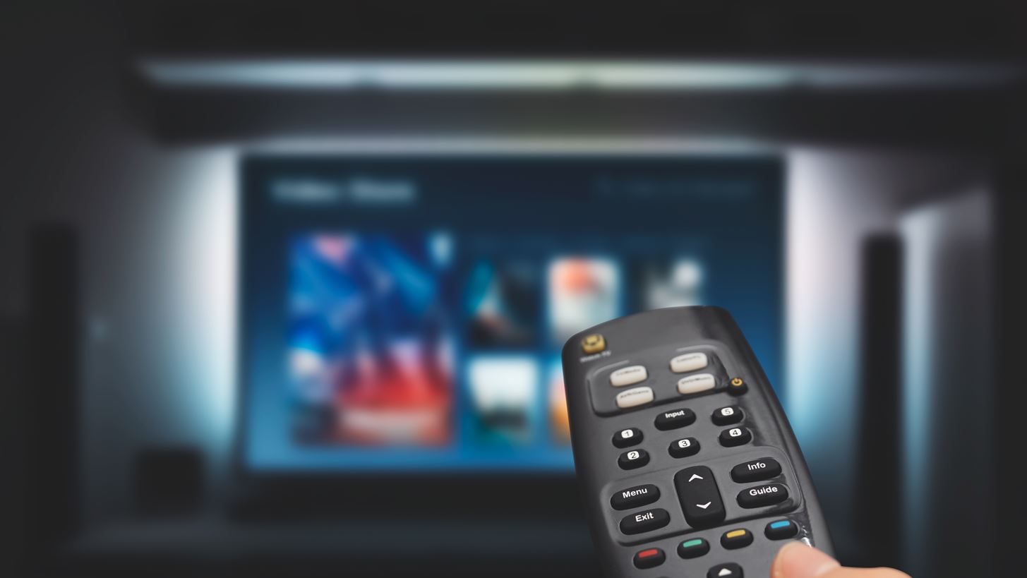 Καίριο πλήγμα στην "πειρατεία" με συλλήψεις και "μαύρο" στις οθόνες στη Σαντορίνη