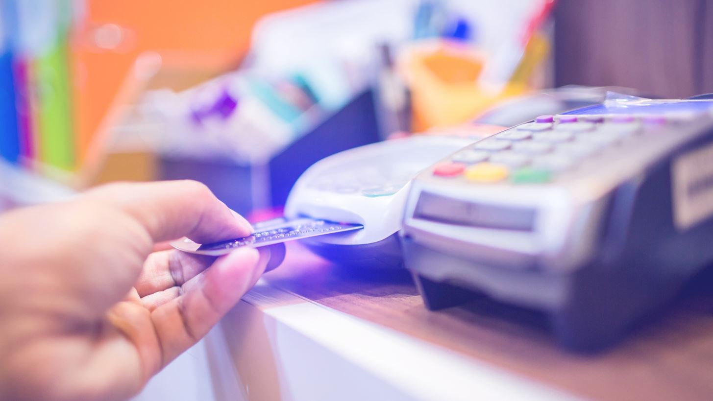 Εμπορικός Σύλλογος Πειραιώς: Ζητά ανώτατο όριο 0,5% στις τραπεζικές προμήθειες POS και IRIS