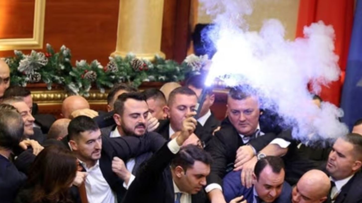 Αλβανία: Συγκρούσεις μέσα στο κοινοβούλιο εν μέσω κατηγοριών εις βάρος της κυβέρνησης Ράμα για διαφθορά