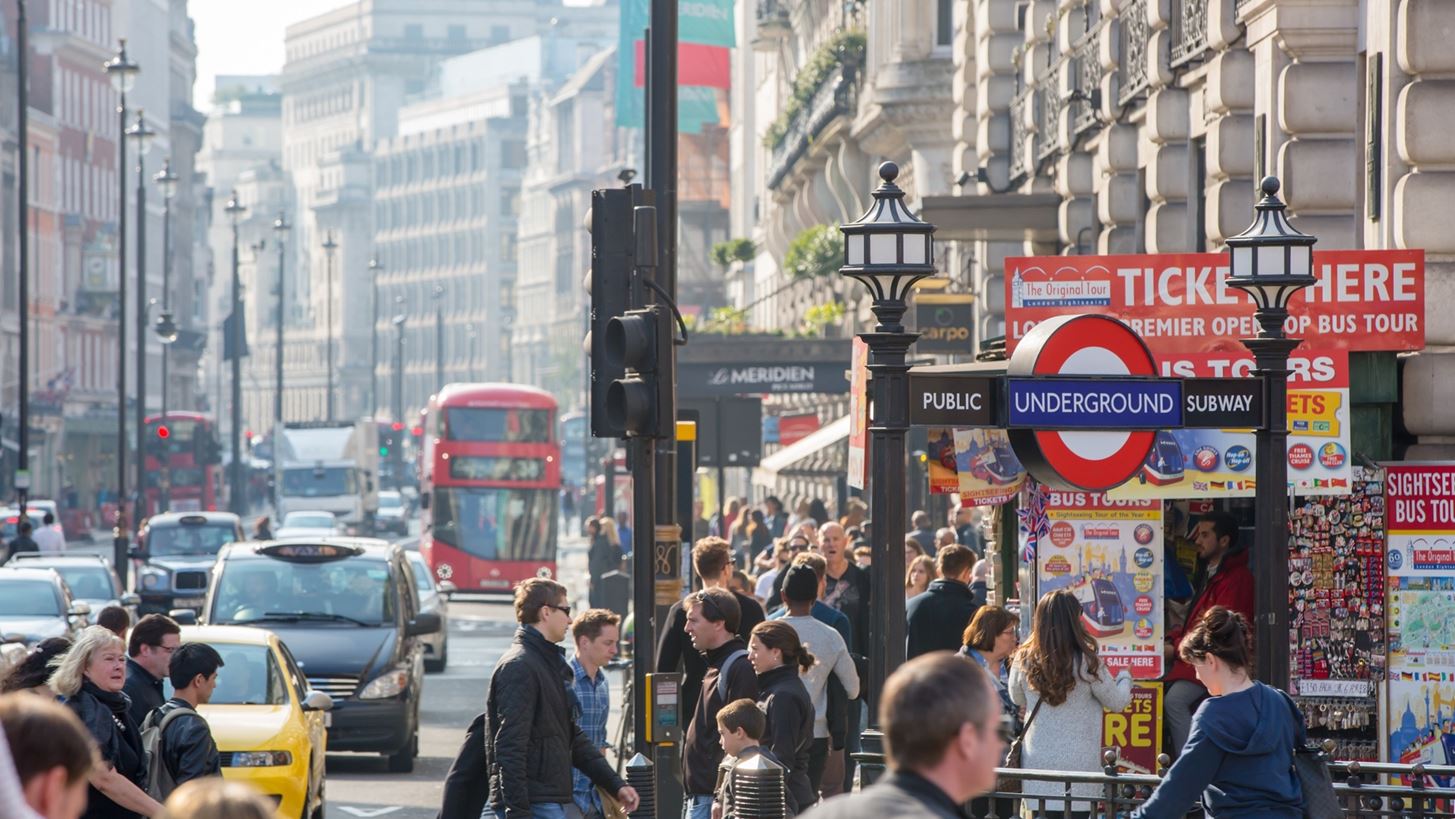 Ηνωμένο Βασίλειο: Επιβραδύνονται οι λιανικές πωλήσεις παρά τις εκπτώσεις της Black Friday