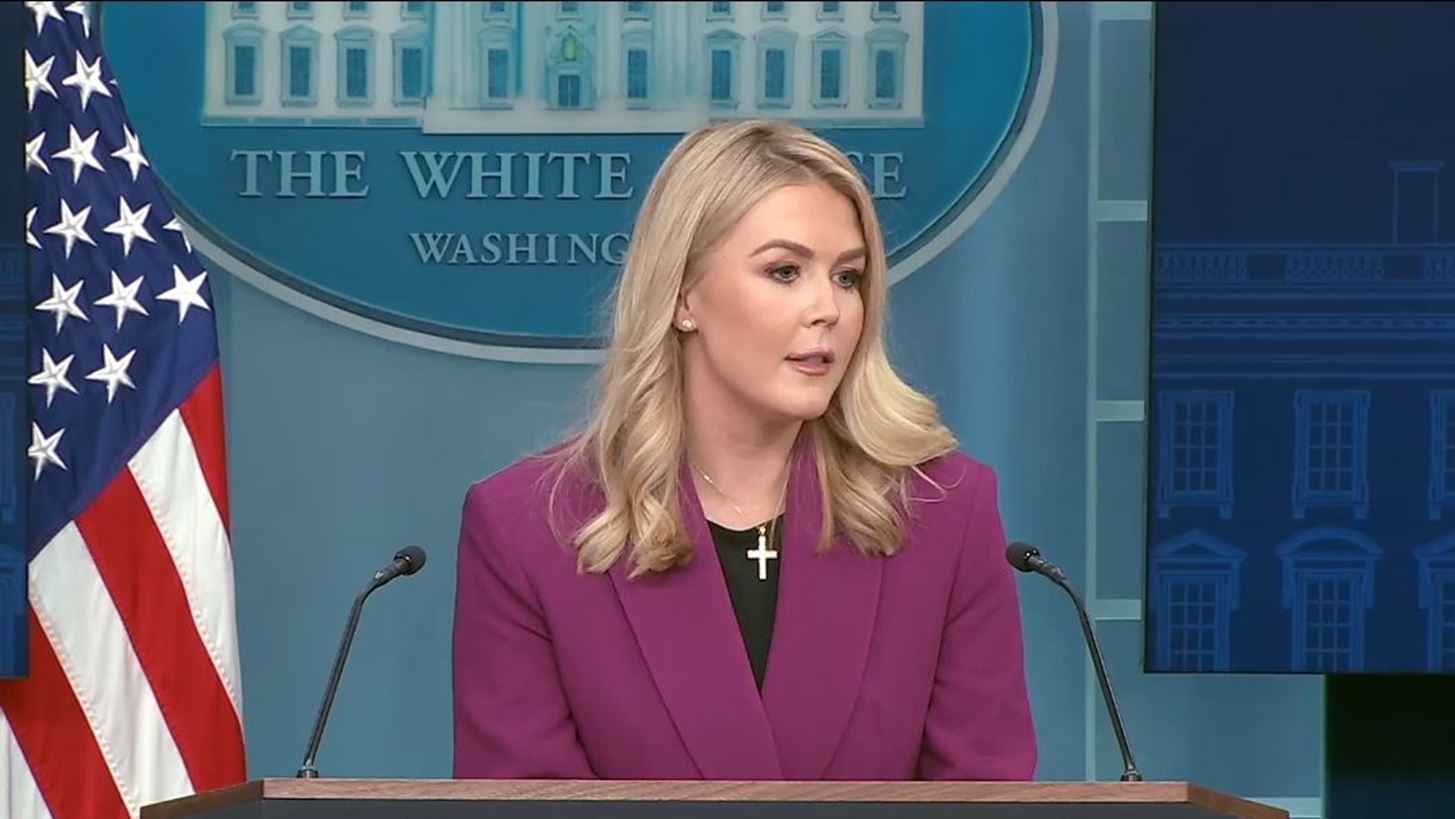 "Η μάνα σου" - Η λούμπεν απάντηση της εκπροσώπου του Λευκού Οίκου σε δημοσιογράφο για τη συνάντηση Τραμπ-Πούτιν