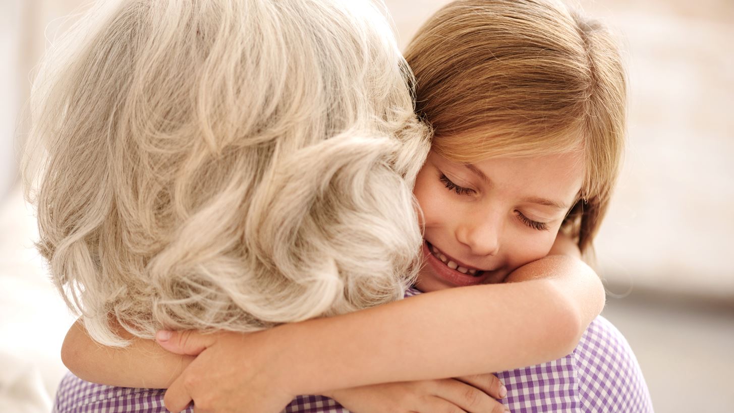 Οι νευροεπιστήμες "εξηγούν" την αγάπη της γιαγιάς για τα εγγόνια