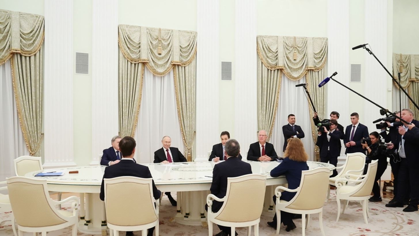 Μαραθώνια συνάντηση Πούτιν με τους αμερικανούς απεσταλμένους στη Μόσχα