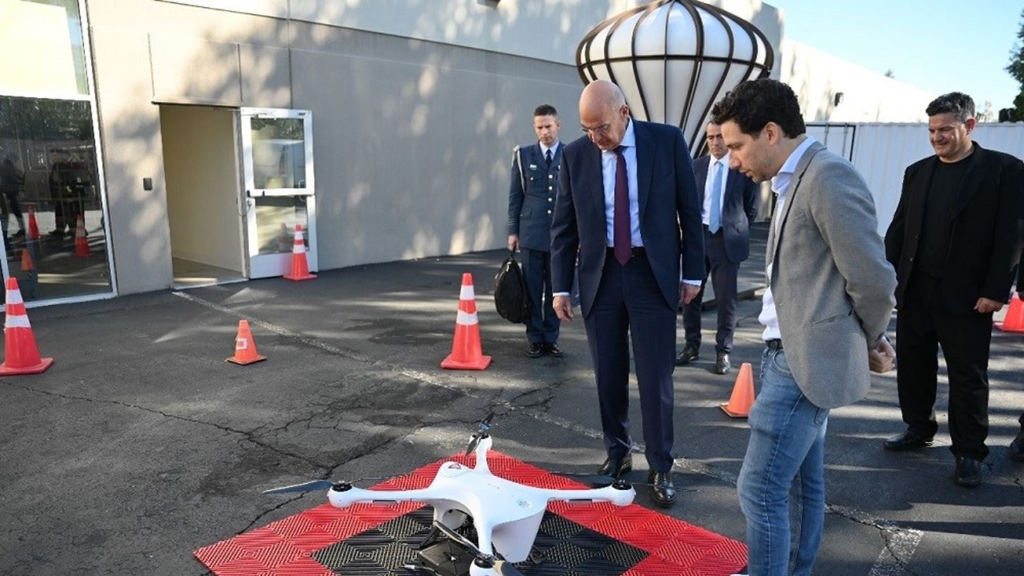 Ξενάγηση Ν. Δένδια στις εγκαταστάσεις της εταιρείας κατασκευής drones Matternet στην Καλιφόρνια