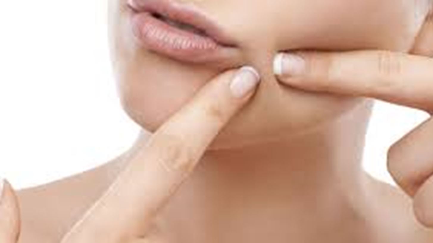 10 πράγματα που δεν πρέπει να κάνετε αν έχετε σπυράκια