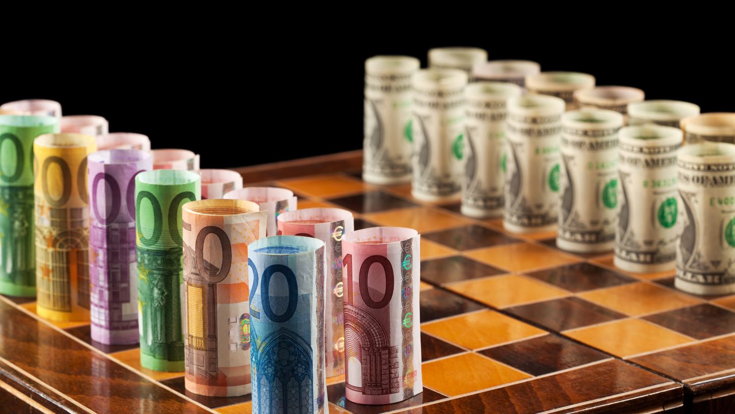 Το ευρώ ενισχύεται έναντι του δολαρίου και το δολάριο έναντι του γεν - Στο επίκεντρο οι πολιτικές εξελίξεις σε Ευρώπη, Ιαπωνία
