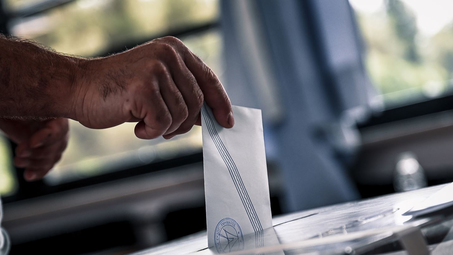 Δημοσκοπήσεις: Ο λογαριασμός που πληρώνει η κυβέρνηση για τα αγροτικά μπλόκα