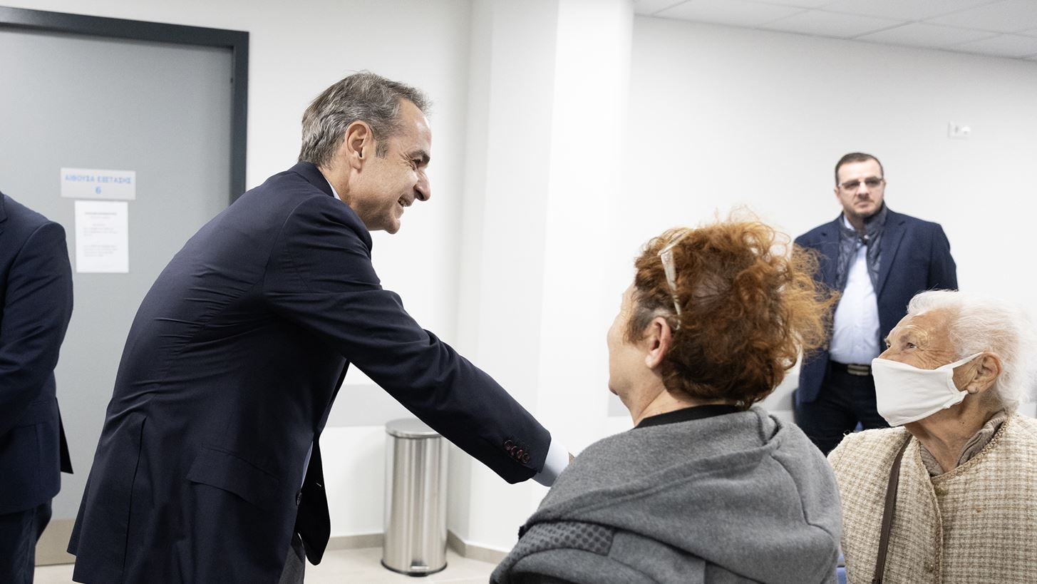 Επίσκεψη Κ. Μητσοτάκη στο νέο ΚΕΠΑ Πειραιά στο ΣΕΦ - Μείωση των εκκρεμών ραντεβού κατά 76%