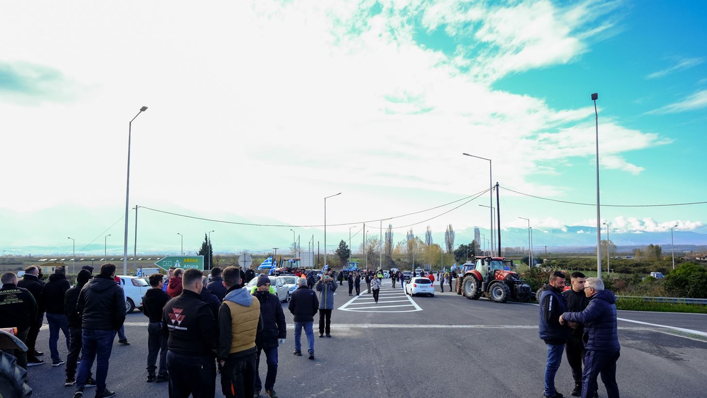 Κυβερνητικές "Συμπληγάδες" από τα αγροτικά μπλόκα - Στις 3 το μεσημέρι συνάντηση Τσιάρα με τους βουλευτές της ΝΔ