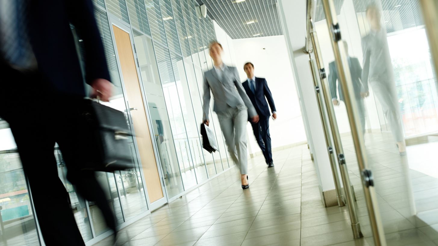 Μεγάλη άνοδος στο μισθολογικό κόστος  - Πτώση στις κενές θέσεις εργασίας