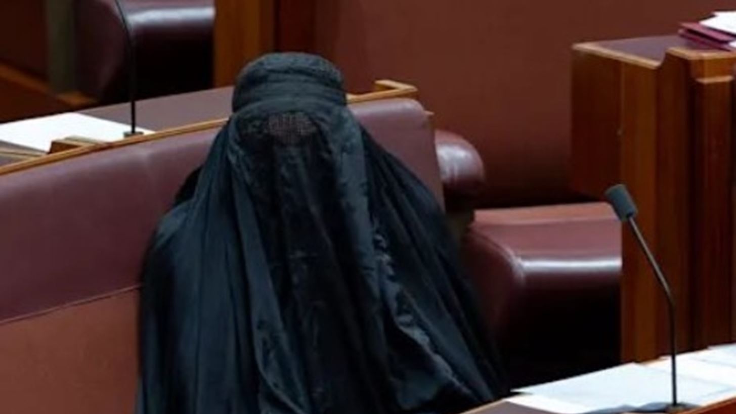 Αυστραλία: Η ακροδεξιά Πολίν Χάνσον αποβλήθηκε από τη Γερουσία μετά την απόφαση να εμφανιστεί με μπούρκα