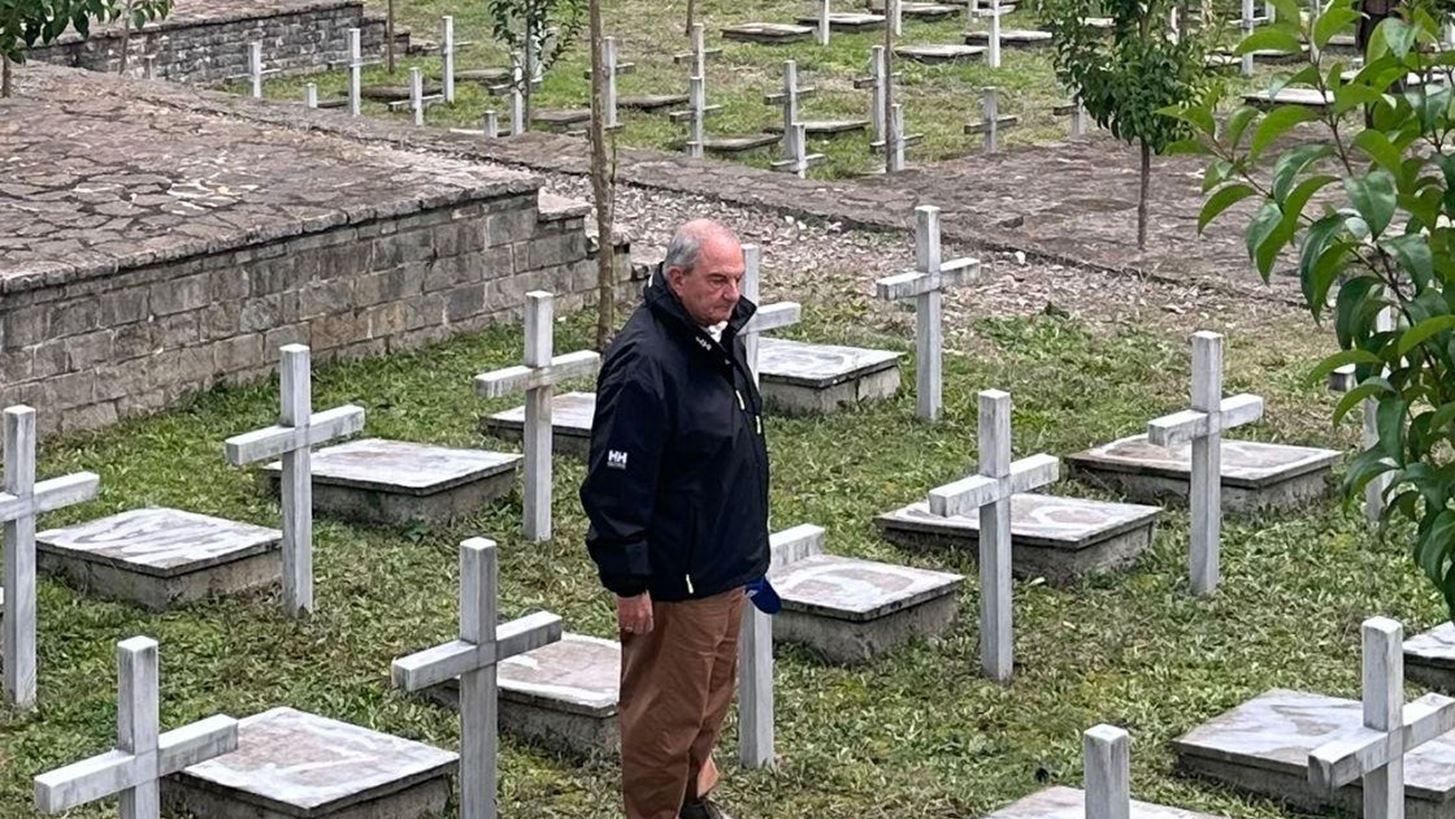 Φόρο τιμής στα μνημεία πεσόντων Ελλήνων στη Βόρεια Ήπειρο απέτισε ο Κ. Καραμανλής