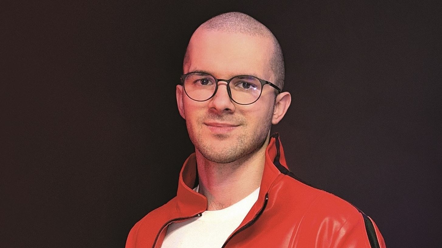 Οδυσσέας Θεοδωράτος: Φέρνοντας την ελληνική ταυτότητα στο επίκεντρο της παγκόσµιας pop κουλτούρας