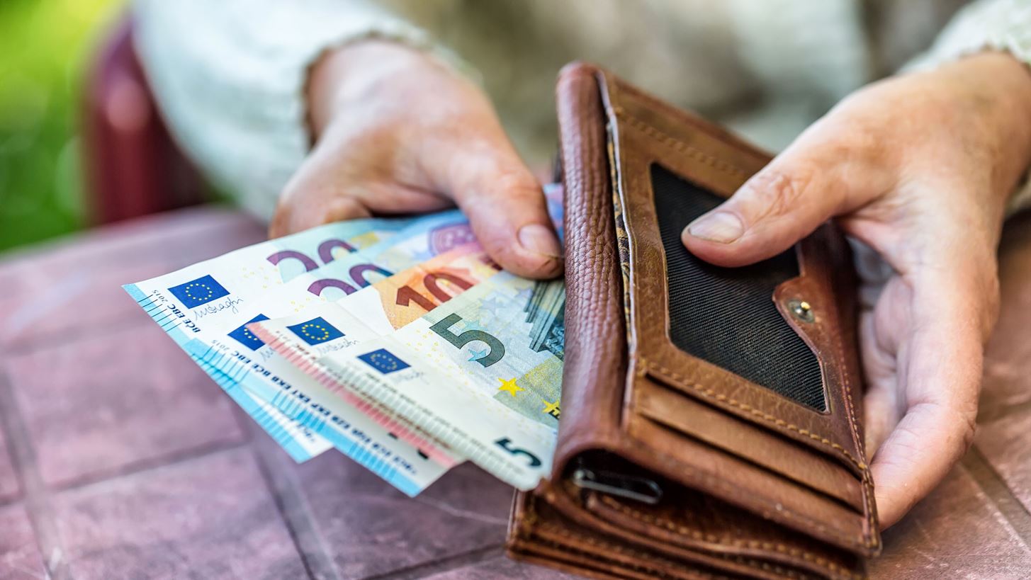 Αυξημένες κατά 5,4% οι δαπάνες κοινωνικής προστασίας το 2023, κυρίως λόγω συντάξεων - Έντονη μείωση για οικογένεια και στέγαση