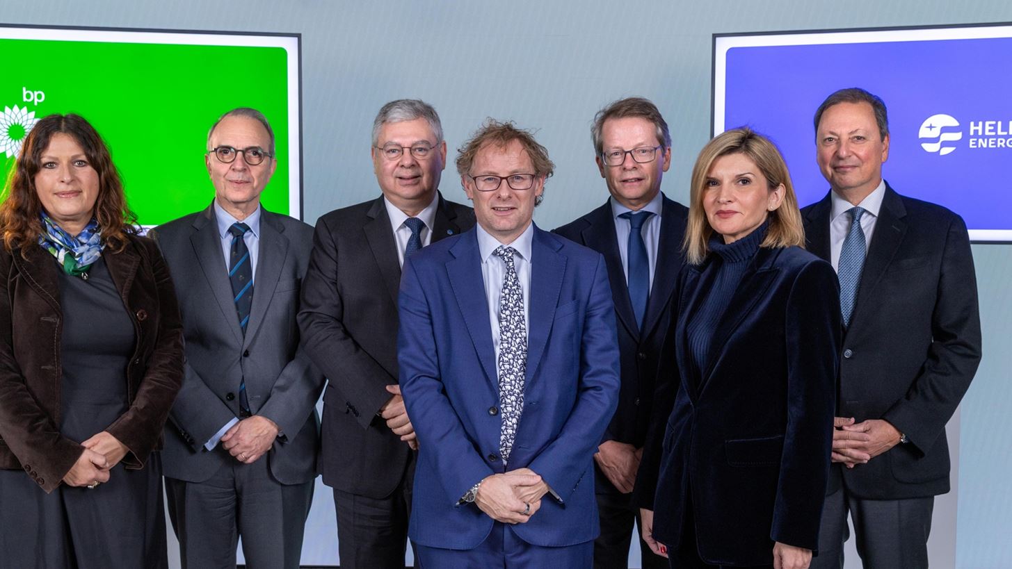 HELLENiQ ENERGY και BP ανανεώνουν τη συνεργασία τους με ορίζοντα 10ετίας