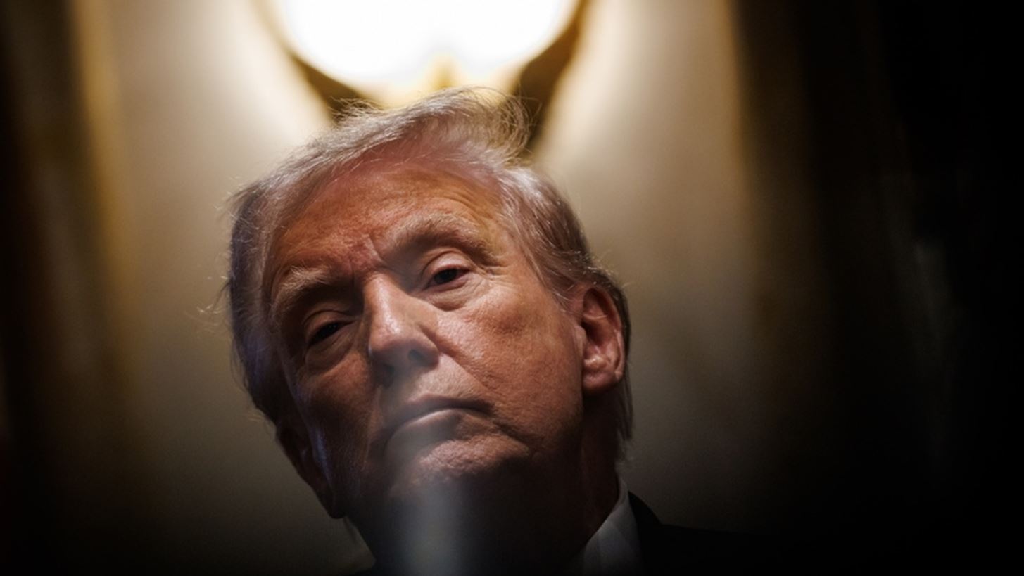 Αντεπίθεση Τραμπ κατά διαδηλωτών - Τους βομβαρδίζει με περιττώματα σε βίντεο ΑΙ