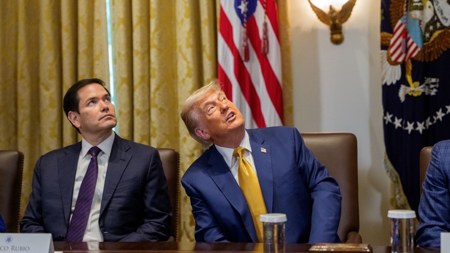 HΠΑ: Στο Air Force One η συνάντηση του Τραμπ με τον εμίρη και τον πρωθυπουργό του Κατάρ