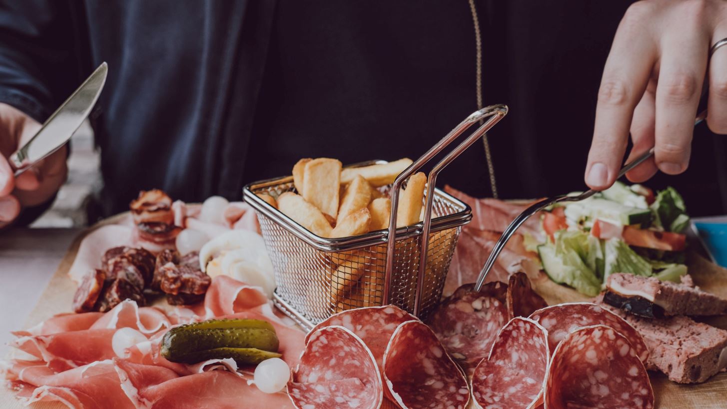 Κέικ, γαριδάκια, αλλαντικά προκαλούν εθισμό: Νέα μελέτη δείχνει ανησυχητικές συνδέσεις του εγκεφάλου με τα υπερεπεξεργασμένα τρόφιμα