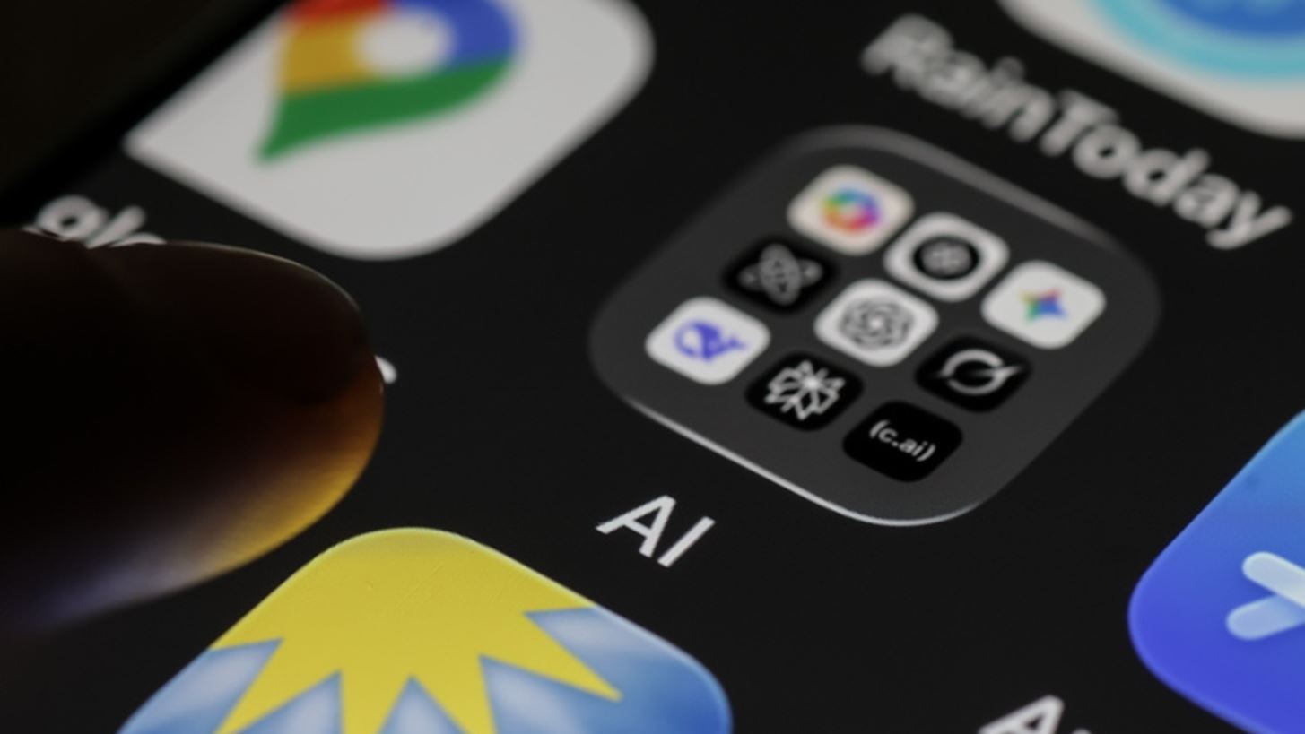 Τρεις στους δέκα Έλληνες μιλούν πιο άνετα για τα οικονομικά τους με AI παρά με άνθρωπο