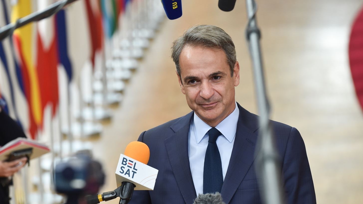 Politico: Ο Κ. Μητσοτάκης πιέζει την ΕΕ για κοινό δανεισμό για την άμυνα