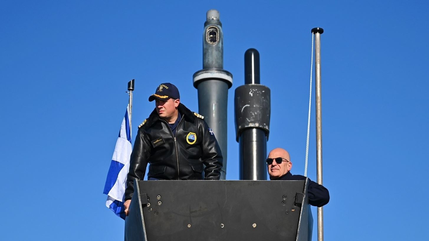 Ο Ν. Δένδιας παρακολούθησε βολή νέου τύπου τορπίλης από το υποβρύχιο "Πιπίνος"