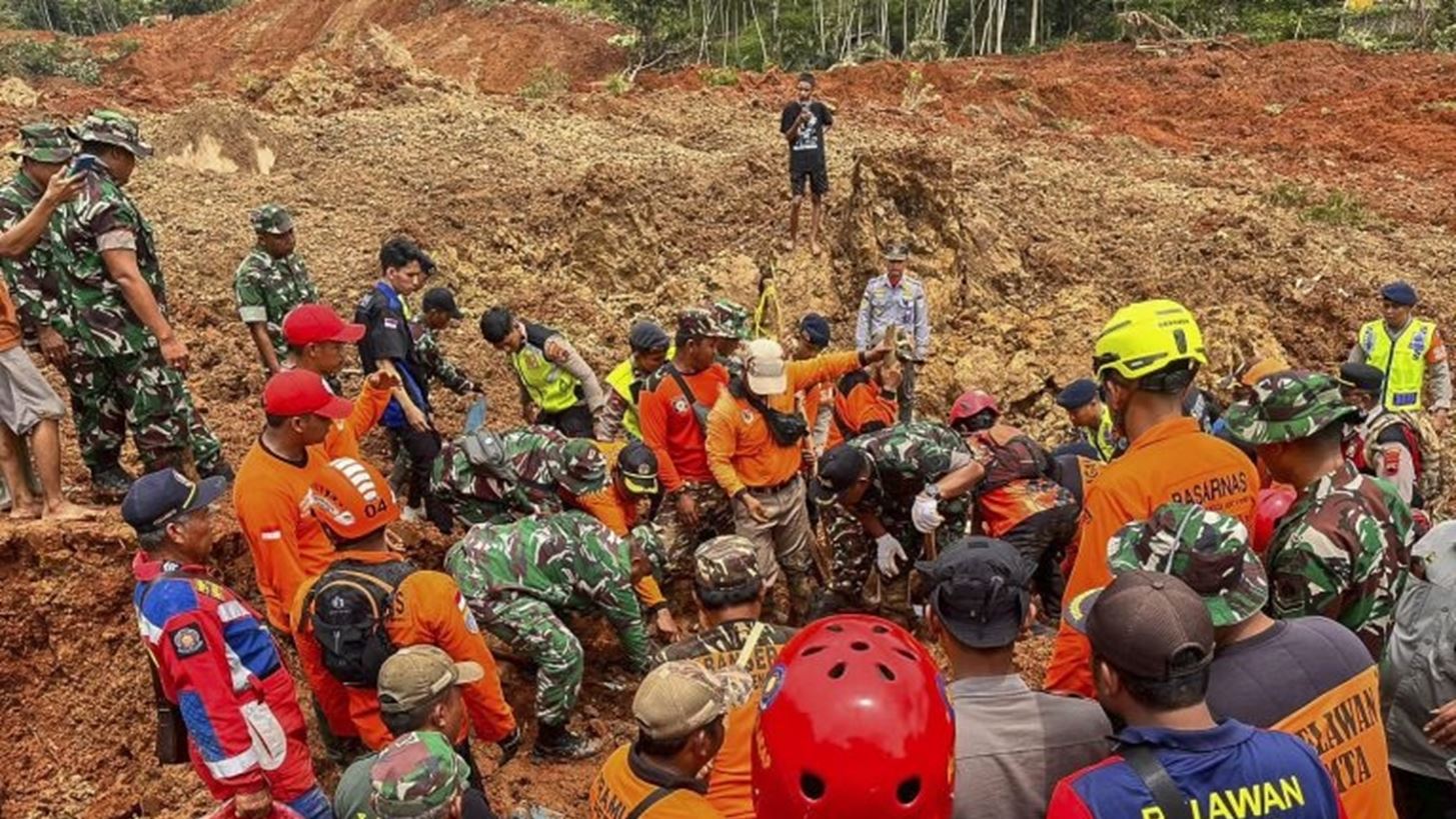 Φονική κατολίσθηση στην Ινδονησία: 11 οι νεκροί, έρευνες για 12 αγνοούμενους