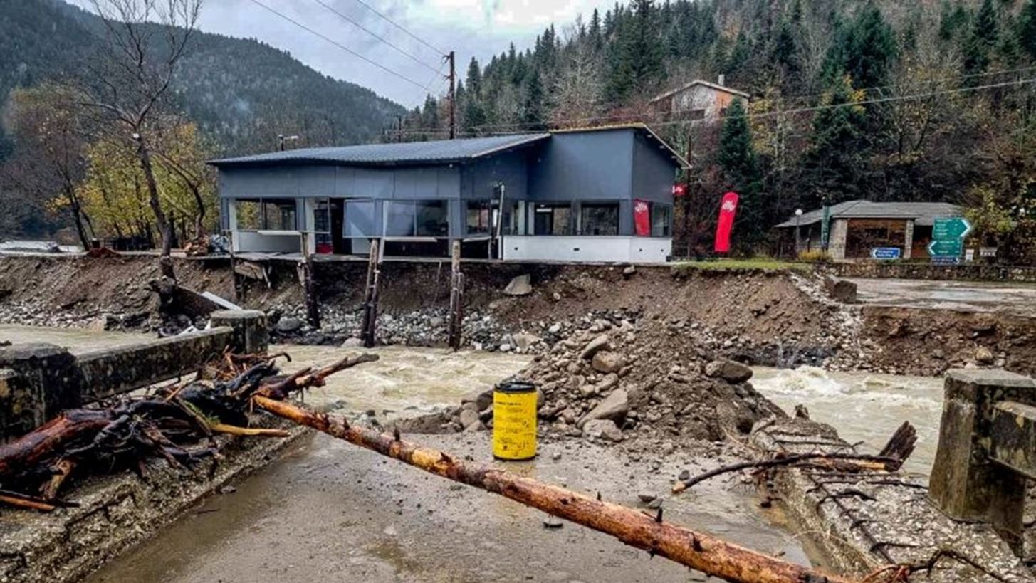 Μετέωρα: Αποκλεισμένα χωριά στον Ασπροπόταμο – Ζημιές στο οδικό δίκτυο από την κακοκαιρία