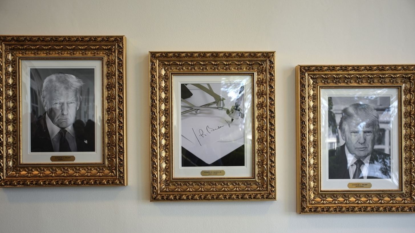 "Ο χειρότερος πρόεδρος στην ιστορία των ΗΠΑ": Μειωτικοί χαρακτηρισμοί κάτω απ’ το πορτρέτο του Μπάιντεν στον Λευκό Οίκο