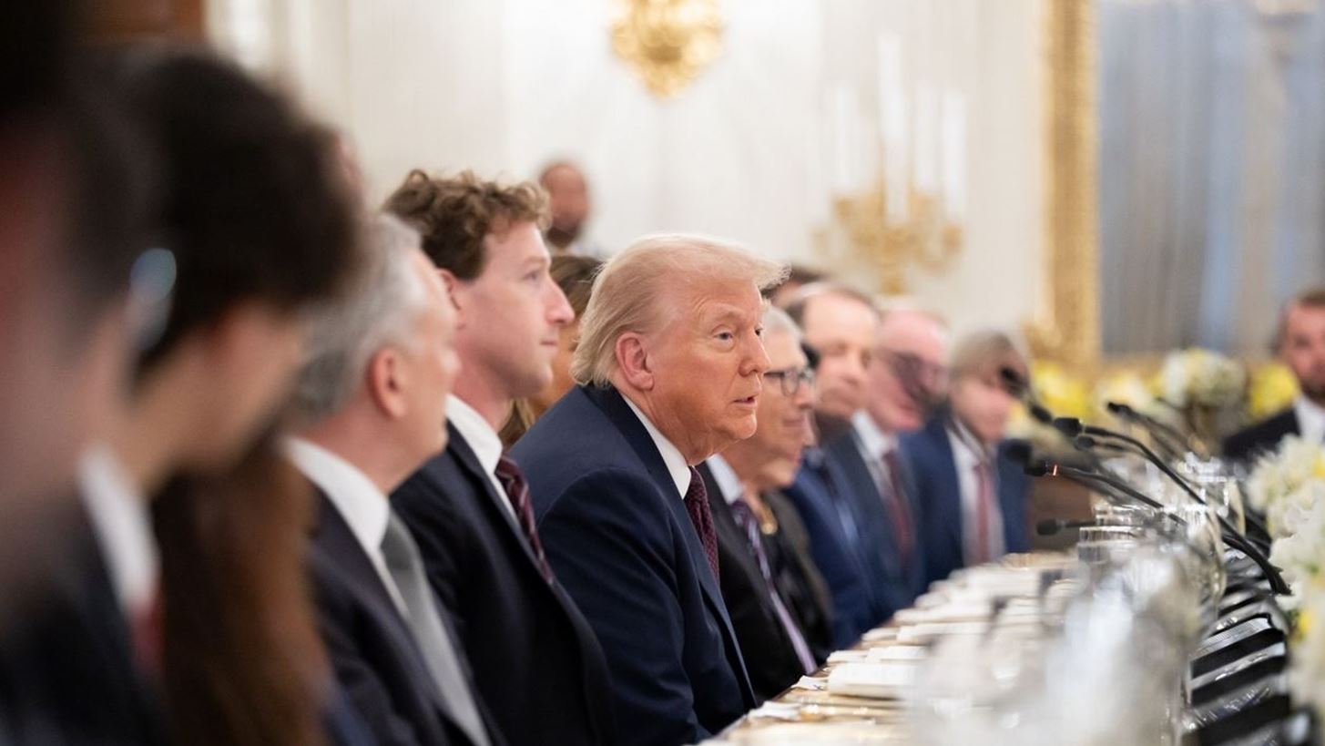 Πώς οι CEO εταιρικών κολοσσών αποσπούν χατίρια από τον Τραμπ