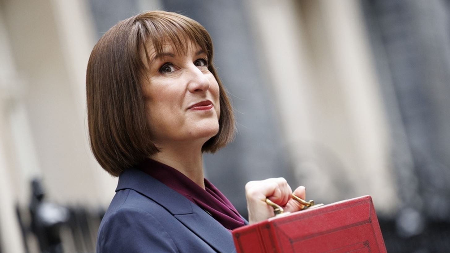 Βρετανία: Η υπουργός Οικονομικών Ριβς εξετάζει το ενδεχόμενο αύξησης του φόρου εισοδήματος για μείωση του ελλείμματος