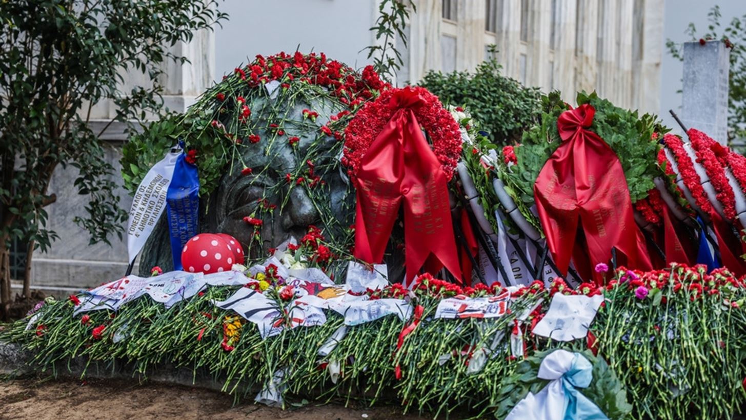 Πλήθος κόσμου τιμά την 52η επέτειο της εξέγερσης του Πολυτεχνείου